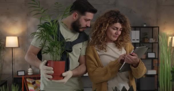 Par Kaukasiska Man Och Kvinna Hustru Och Make Plantera Blommor — Stockvideo