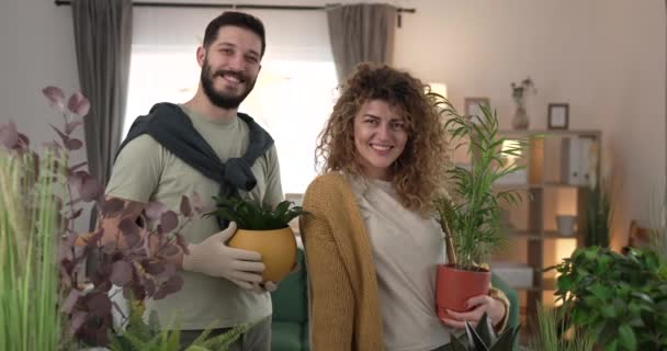 Casal Caucasiano Homem Mulher Esposa Marido Plantando Flores Juntos Cuidando — Vídeo de Stock