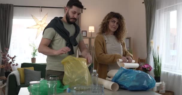 Manžel Manželka Žena Muž Rodina Recyklace Doma Třídění Plastový Papír — Stock video