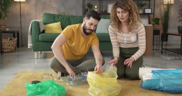 Férj Feleség Férfi Család Újrahasznosítás Otthon Hulladékválogatás Műanyag Papír Üveg — Stock videók