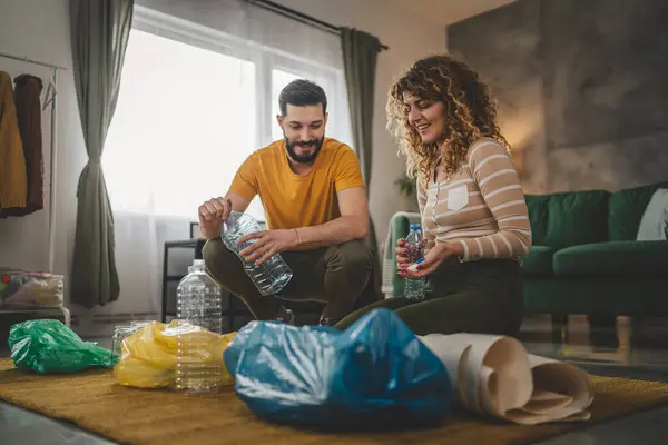 남편과 여성과 가족은 집에서 폐기물 플라스틱 종이와 유리를 노란색 파란색 — 스톡 사진