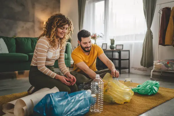 Férj Feleség Férfi Család Újrahasznosítás Otthon Hulladékválogatás Műanyag Papír Üveg — Stock Fotó