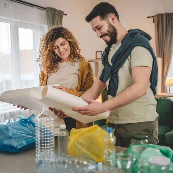 夫と妻の女性と男性の家族は 家庭で廃プラスチック紙とガラスを緑 黄色と青のバッグ持続可能な生活コンセプトに分類するリサイクルします — ストック写真