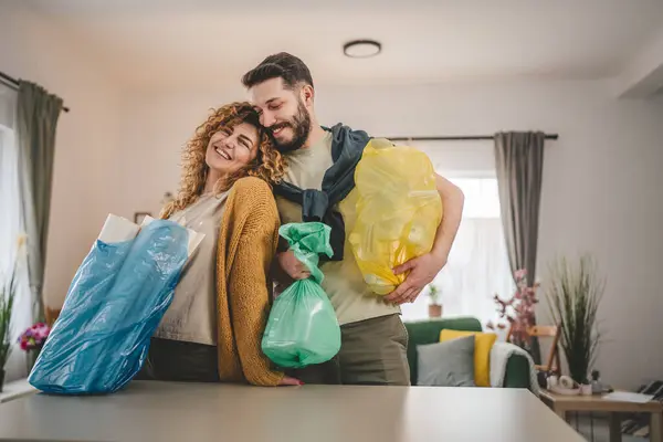 Man Vrouw Vrouw Man Familie Recyclen Thuis Het Sorteren Van — Stockfoto
