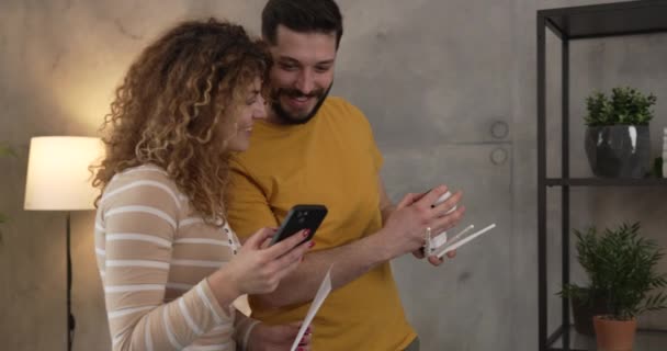 Couple Maison Connecter Installer Caméra Surveillance Sécurité Cctv — Video