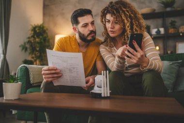 Evdeki bir çift güvenlik kamerası kuruyor.