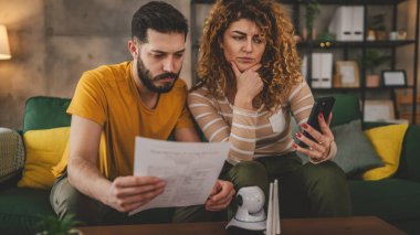 Evdeki bir çift güvenlik kamerası kuruyor.