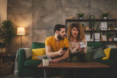 Evdeki bir çift güvenlik kamerası kuruyor.