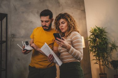 Evdeki bir çift güvenlik kamerası kuruyor.