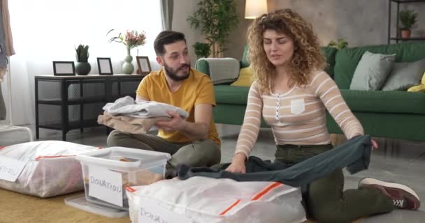 Karı Koca Karı Koca Evlerinde Oturan Bir Çift Kıyafetlerini Bağış — Stok video