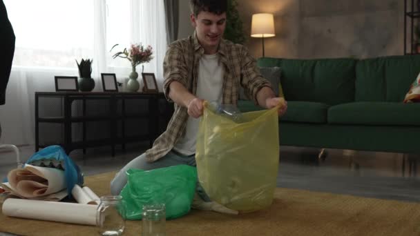 Jovem Reciclar Casa Triagem Resíduos Papel Plástico Vidro Para Verde — Vídeo de Stock