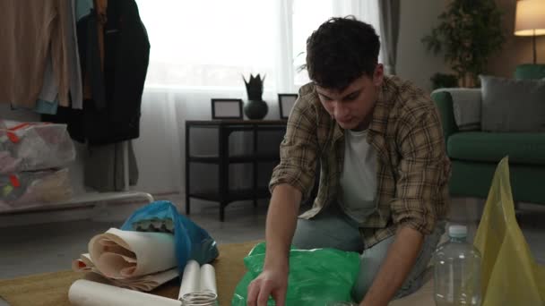 Ein Junger Mann Recycelt Hause Altpapier Und Glas Grünen Gelben — Stockvideo