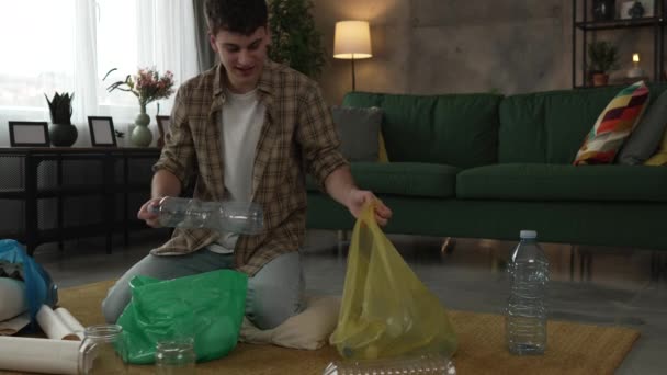Jeden Mladý Muž Recykluje Doma Třídění Plastového Papíru Skla Zelených — Stock video