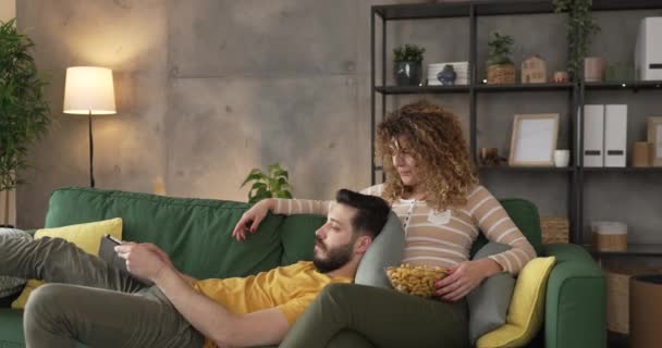 Beberapa Pria Dan Wanita Kaukasia Rumah Sofa Tempat Tidur Menonton — Stok Video