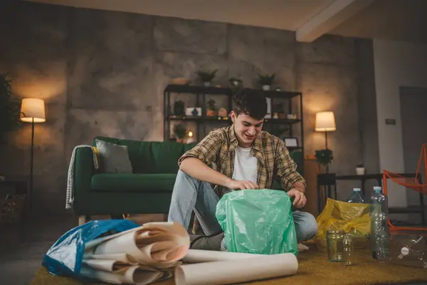 Genç Bir Adam Evde Plastik Kağıt Cam Atıklarını Geri Dönüştürüyor — Stok fotoğraf