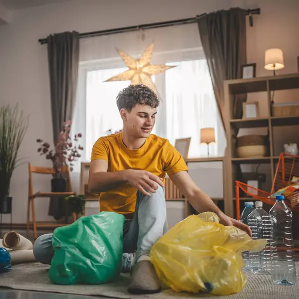 Hombre Joven Adulto Recicla Casa Clasificar Residuos Papel Plástico Vidrio — Foto de Stock