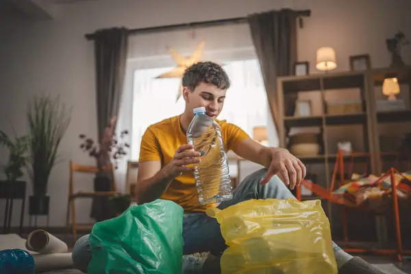 Jeden Muž Mladý Dospělý Recyklovat Doma Třídit Odpad Plastový Papír — Stock fotografie