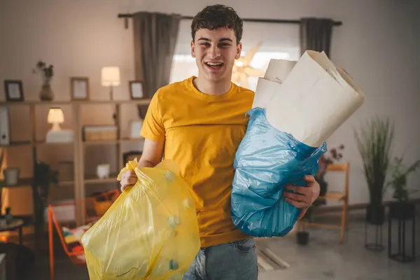 Egy Férfi Fiatal Felnőtt Újrahasznosítás Otthon Rendezni Hulladék Műanyag Papír — Stock Fotó