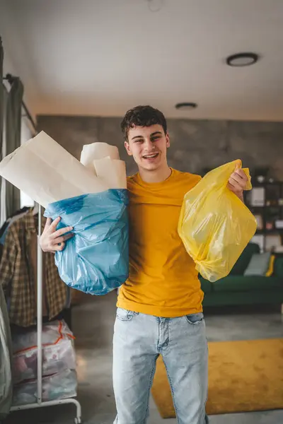 Een Man Jong Volwassene Recyclen Thuis Soort Afval Plastic Papier — Stockfoto