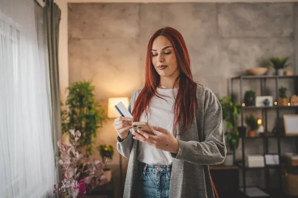 Kafkasyalı Genç Bir Kadın Kredi Kartını Evde Online Alışveriş Yapıyor — Stok fotoğraf