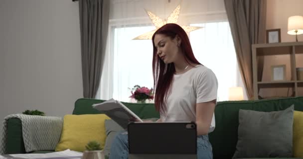 Jong Kaukasische Vrouw Tiener Student Studie Thuis Bepalen Leren Voor — Stockvideo