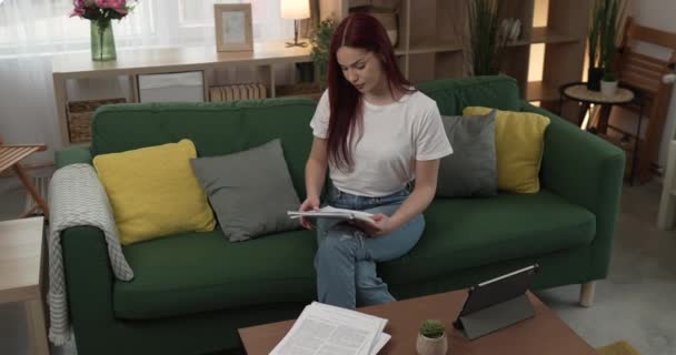 Junge Kaukasische Frau Teenager Student Studium Hause Bestimmtes Lernen Vorbereiten — Stockvideo