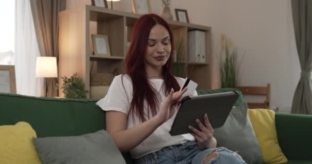 Wanita Muda Kaukasia Memegang Kartu Kredit Online Belanja Rumah — Stok Video