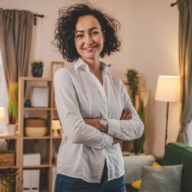 Olgun beyaz kadın beyaz gömlek giyer mutlu bir gülümseme portresi yakın çekim