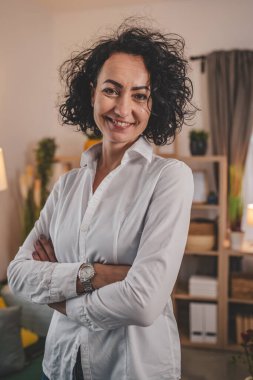 Olgun beyaz kadın beyaz gömlek giyer mutlu bir gülümseme portresi yakın çekim