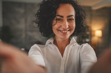 Olgun beyaz kadın beyaz gömlek giyer mutlu bir gülümseme portresi yakın çekim