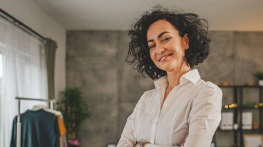 Olgun beyaz kadın beyaz gömlek giyer mutlu bir gülümseme portresi yakın çekim