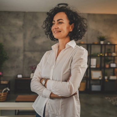 Olgun beyaz kadın beyaz gömlek giyer mutlu bir gülümseme portresi yakın çekim