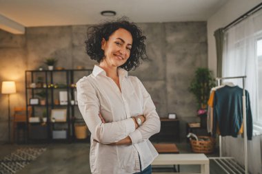 Olgun beyaz kadın beyaz gömlek giyer mutlu bir gülümseme portresi yakın çekim