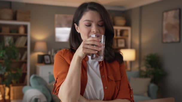 Frau Schöne Junge Frau Steht Hause Mit Einem Glas Wasser — Stockvideo