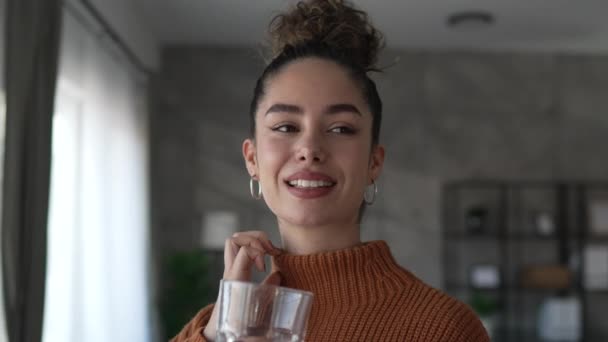 Одна Жінка Красива Доросла Жінка Вдома Склянкою Води — стокове відео