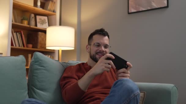 Homme Adulte Jouer Des Jeux Vidéo Utiliser Smartphone Téléphone Mobile — Video