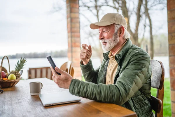 One Man Senior Caucasian Male Gray Beard Cap Sit Outdoor — Stock Photo, Image