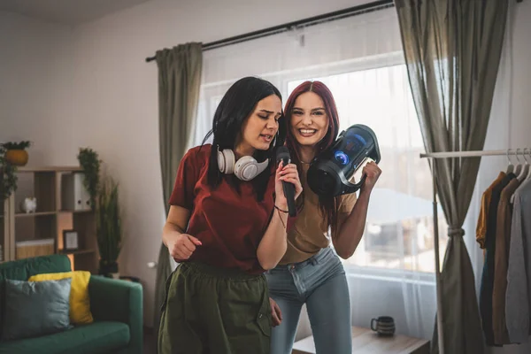 Zwei Frauen Junge Kaukasische Freunde Oder Schwestern Haben Spaß Hause — Stockfoto