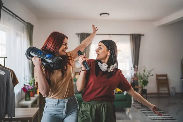 Deux Femmes Jeunes Amis Caucasiens Sœurs Amusent Maison Femmes Dansent — Photo