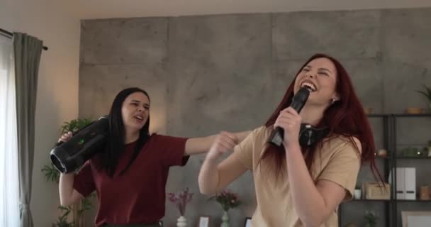 Две Женщины Молодые Кавказские Друзья Сестры Весело Провести Время Дома — стоковое видео