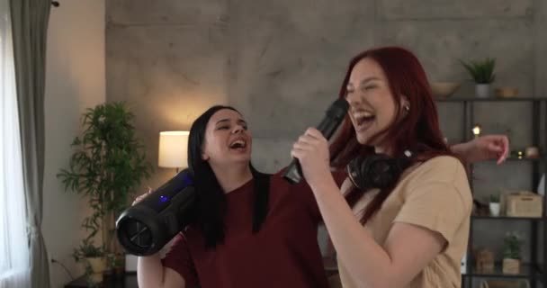 Két Fiatal Kaukázusi Barátok Vagy Nővérek Szórakozni Otthon Nők Tánc — Stock videók