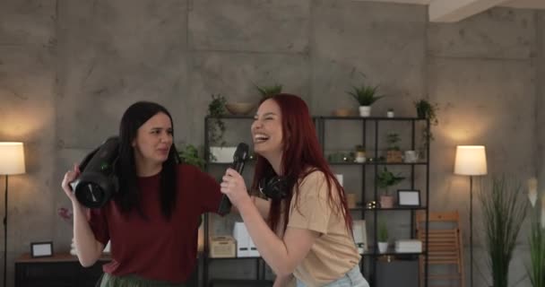Dos Mujeres Jóvenes Caucásicos Amigos Hermanas Divierten Casa Hembras Bailan — Vídeos de Stock