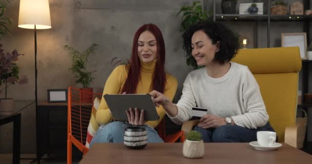 两名成年女性和成年女性在家中使用信用卡 通过数字平板电脑在网上购物 使预订成为现实 — 图库视频影像