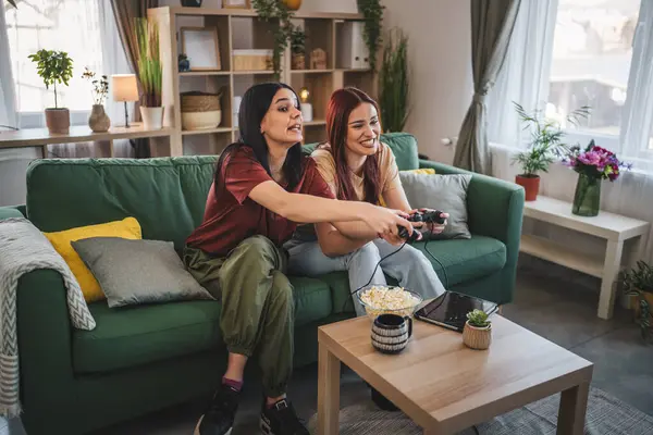 2人の若い女性は 慎重な友人や姉妹は コンソールビデオゲームをプレイ — ストック写真