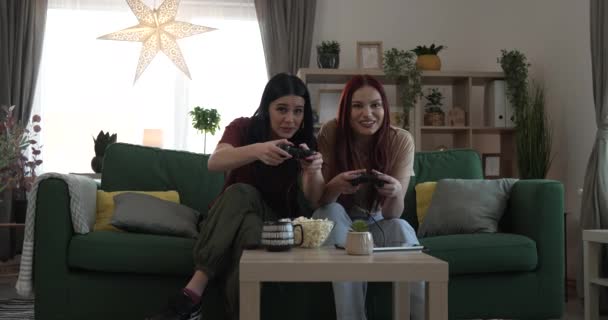Две Юные Кавказские Подруги Сестры Играют Компьютерные Игры — стоковое видео
