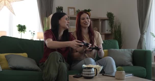 Dos Jóvenes Mujeres Caucásicas Amigas Hermanas Juegan Videojuego Consola — Vídeos de Stock