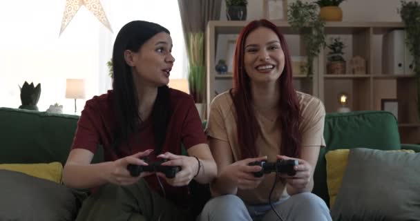 两名年轻女性高加索人的朋友或姐妹玩游戏机 — 图库视频影像