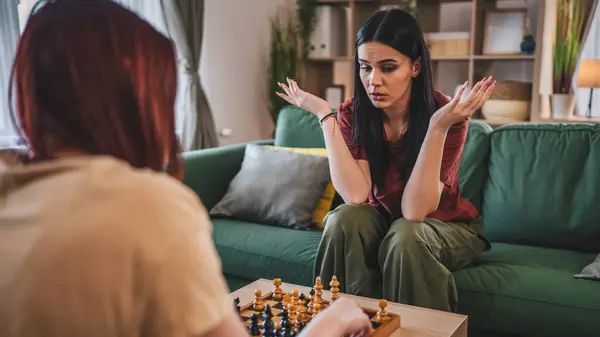 Dvě Ženy Mladé Ženy Sestry Přátelé Hrát Šachovnici Hru Doma — Stock fotografie