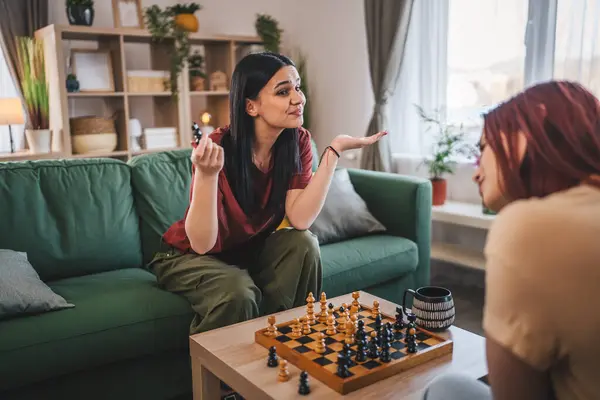 Dvě Ženy Mladé Ženy Sestry Přátelé Hrát Šachovnici Hru Doma — Stock fotografie