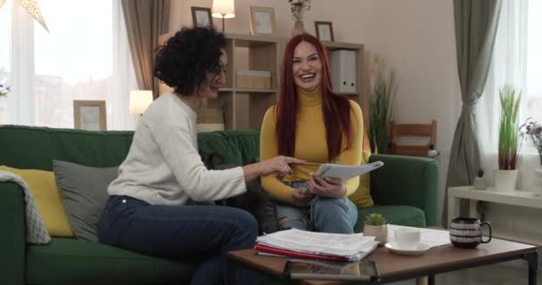 Deux Femmes Jeunes Étudiantes Caucasiennes Assis Maison Avec Son Professeur — Video